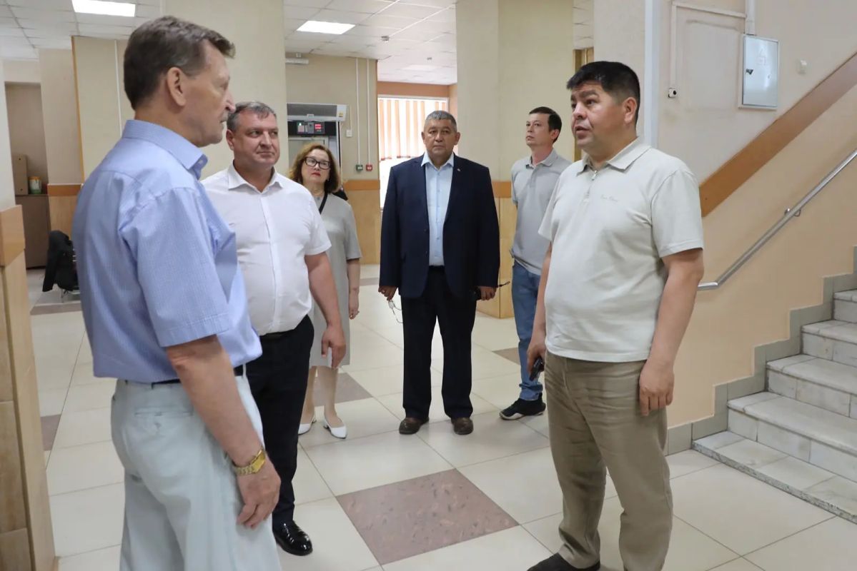 Рустам Шарипов совершил рабочую поездку по Ленинскому району Уфы Рустам Шарипов совершил рабочую поездку по Ленинскому району Уфы