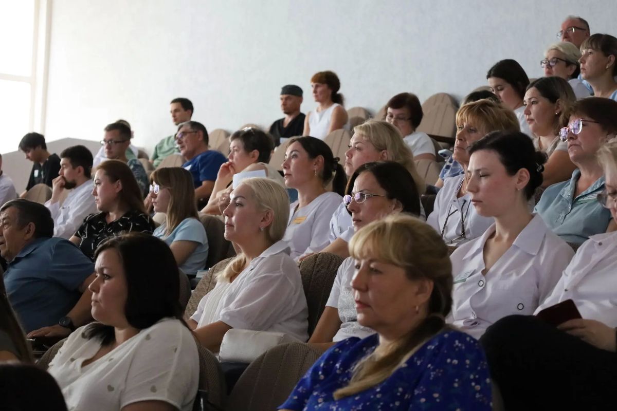 Сегодня в Городской клинической больнице №1 состоялась встреча сотрудников с главой администрации Эмилем Шаймардановым Сегодня в Городской клинической больнице №1 состоялась встреча сотрудников с главой администрации Эмилем Шаймардановым