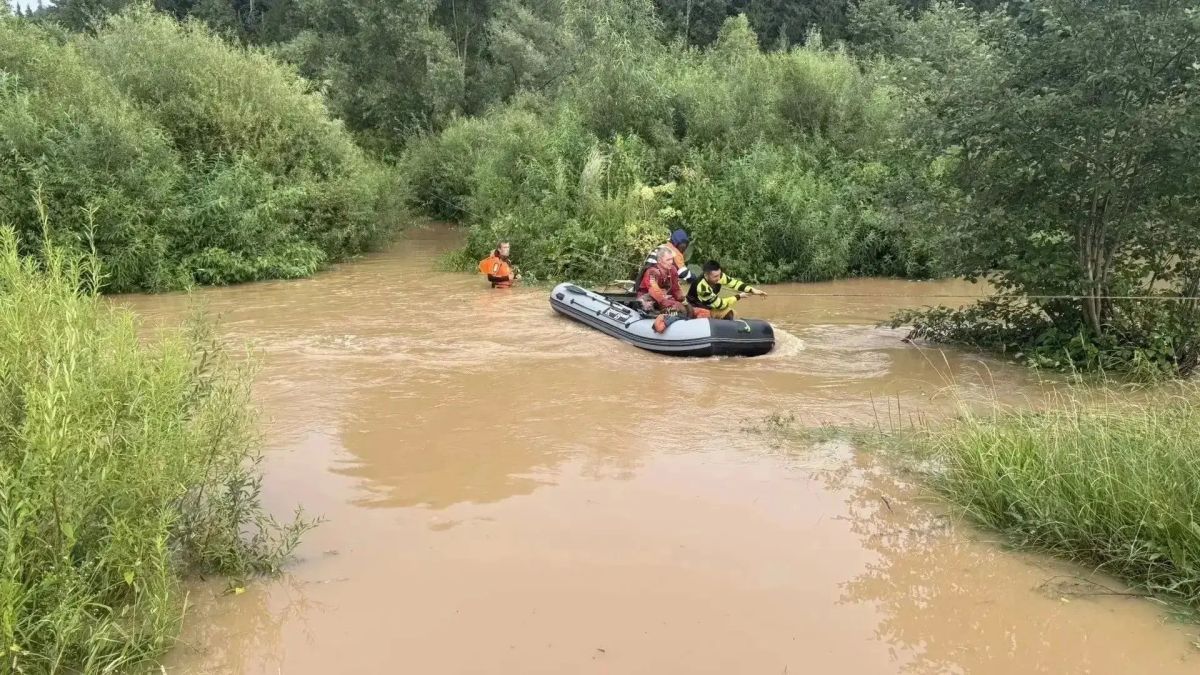 Когда говорят «спасатель на воде», многие представляют летний пляж, спасательный круг и лодку Когда говорят «спасатель на воде», многие представляют летний пляж, спасательный круг и лодку