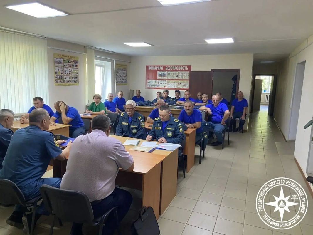 Каждые полгода коллектив Противопожарной службы Госкомитета РБ по ЧС собирается, чтобы ещё раз убедиться: мы готовы к любым вызовам Каждые полгода коллектив Противопожарной службы Госкомитета РБ по ЧС собирается, чтобы ещё раз убедиться: мы готовы к любым вызовам