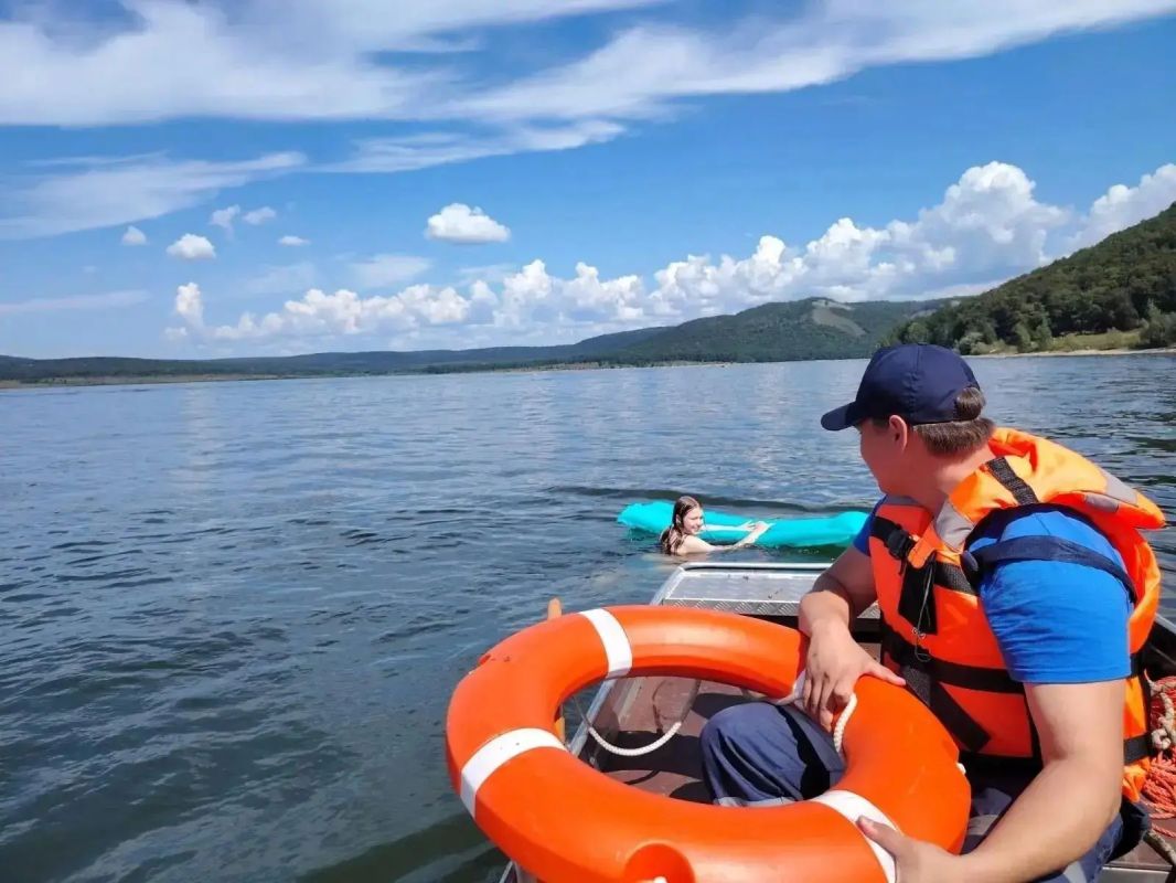 Когда говорят «спасатель на воде», многие представляют летний пляж, спасательный круг и лодку Когда говорят «спасатель на воде», многие представляют летний пляж, спасательный круг и лодку
