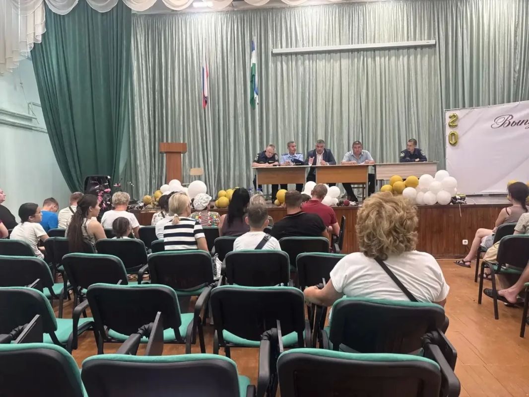 Сергей Кожевников провёл выездное совещание на месте пожара на Гвардейской Сергей Кожевников провёл выездное совещание на месте пожара на Гвардейской