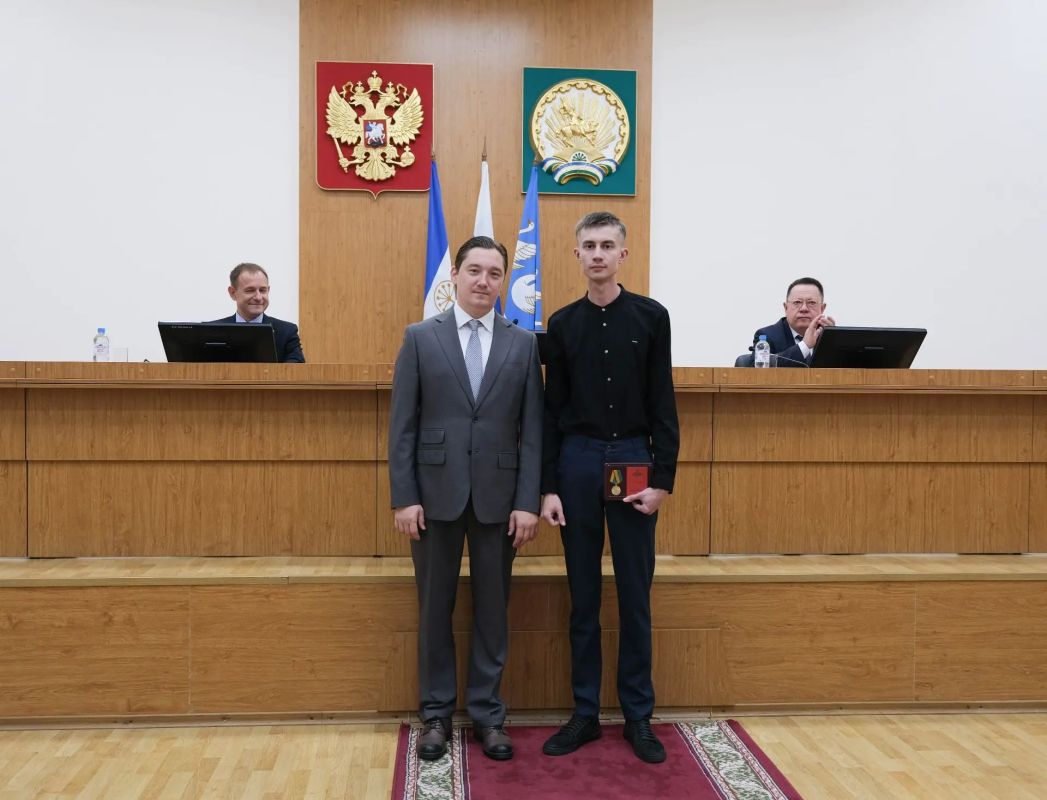 Сегодня глава администрации города Эмиль Владиславович Шаймарданов вручил государственные награды военнослужащим, участникам СВО Сегодня глава администрации города Эмиль Владиславович Шаймарданов вручил государственные награды военнослужащим, участникам СВО