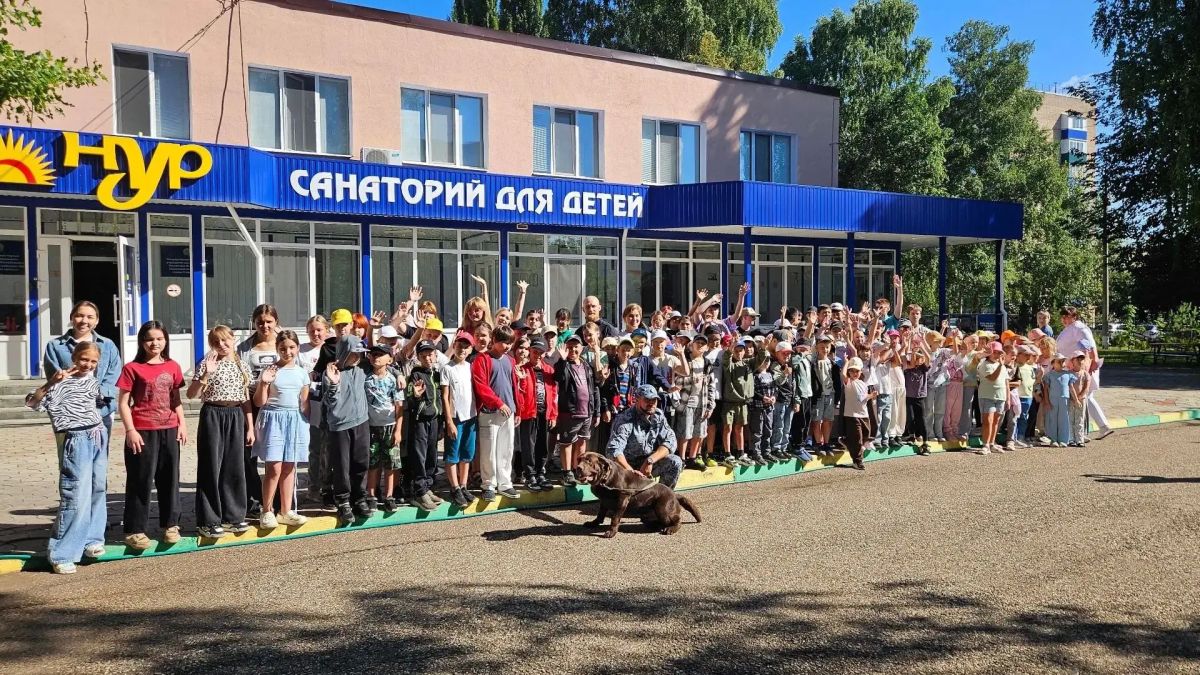 Сотрудники Управления МВД России по городу Стерлитамаку совместно с «Движением Первых» приняли участие во Всероссийской акции «Зарядка со стражем порядка», которая прошла для воспитанников санатория «Нур» Сотрудники Управления МВД России по городу Стерлитамаку совместно с «Движением Первых» приняли участие во Всероссийской акции «Зарядка со стражем порядка», которая прошла для воспитанников санатория «Нур»