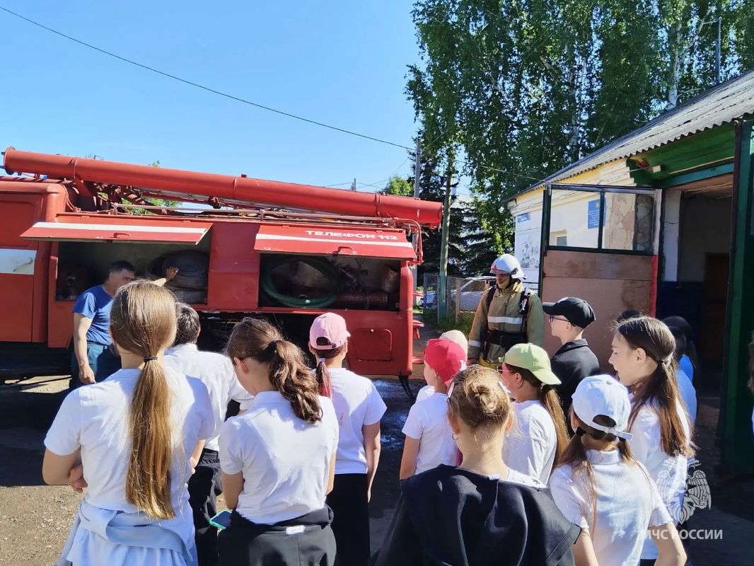 В гости к пожарным!. Ребята из средней образовательной школы с. Гафури во время летних каникул посетили 71-ю пожарно-спасательную часть Главного управления МЧС России по Республике Башкортостан В гости к пожарным!. Ребята из средней образовательной школы с. Гафури во время летних каникул посетили 71-ю пожарно-спасательную часть Главного управления МЧС России по Республике Башкортостан
