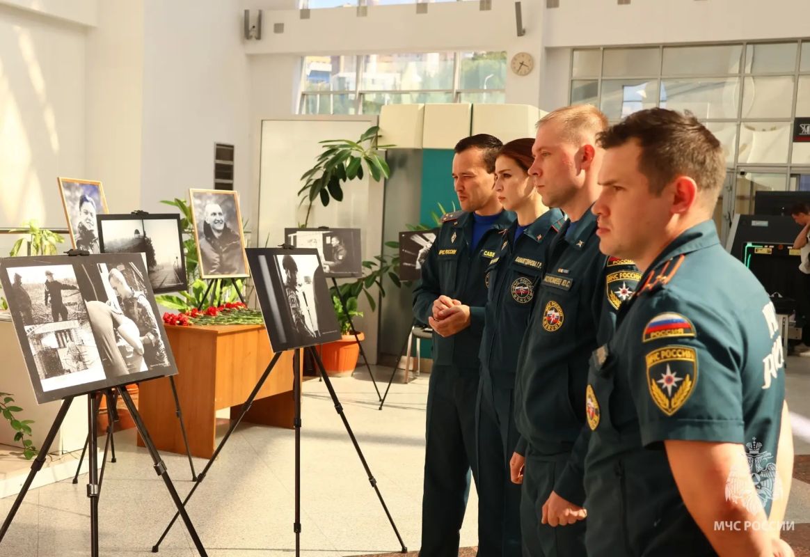 Сотрудники Главного управления возложили цветы в память о погибших волонтерах Сотрудники Главного управления возложили цветы в память о погибших волонтерах