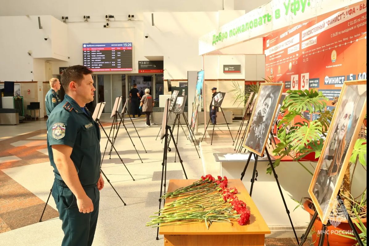 Сотрудники Главного управления возложили цветы в память о погибших волонтерах Сотрудники Главного управления возложили цветы в память о погибших волонтерах