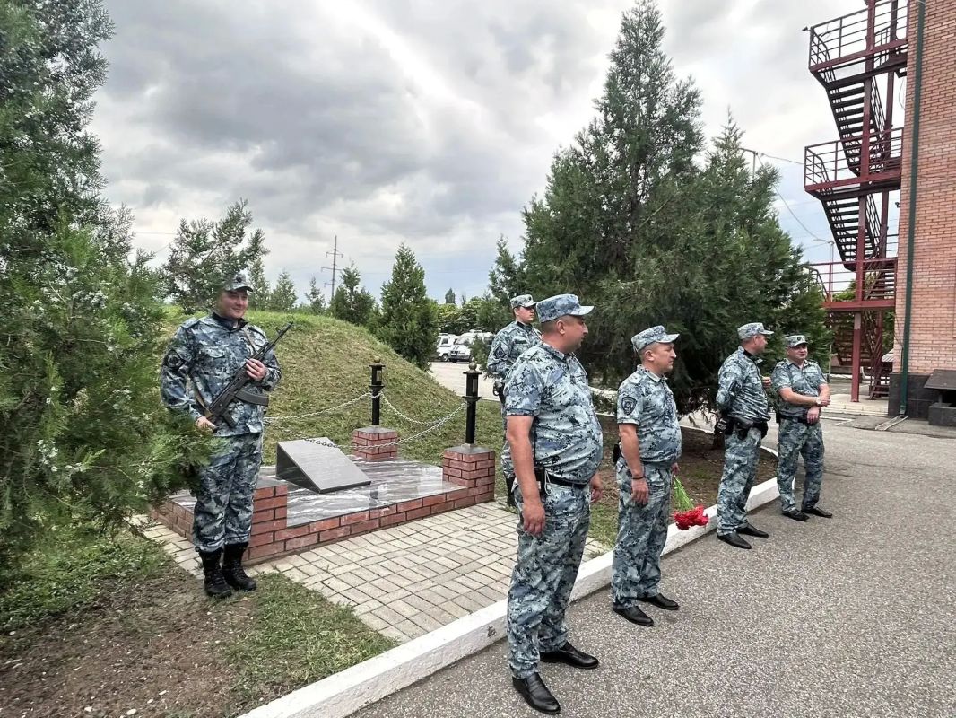 Сотрудники полиции Башкортостана почтили память погибших товарищей Сотрудники полиции Башкортостана почтили память погибших товарищей