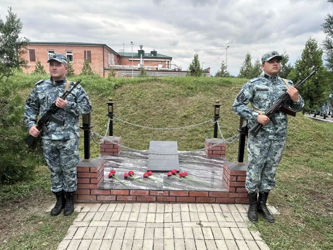 Сотрудники полиции Башкортостана почтили память погибших товарищей Сотрудники полиции Башкортостана почтили память погибших товарищей