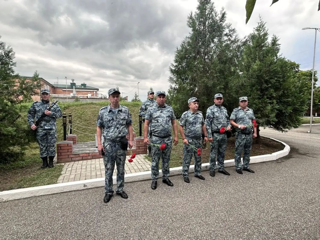 Сотрудники полиции Башкортостана почтили память погибших товарищей Сотрудники полиции Башкортостана почтили память погибших товарищей