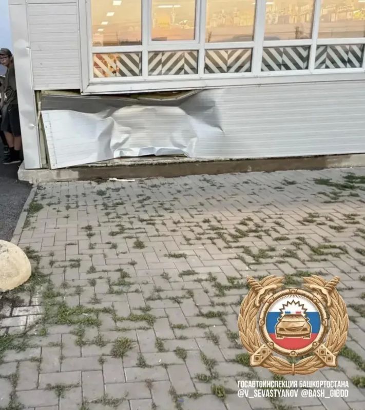 Пьяный водитель врезался в магазин