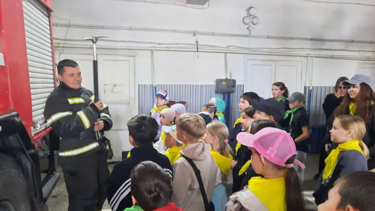 Летние каникулы с пользой. В одну из пожарных частей МЧС России в гости пришли юные и увлеченные ребята Летние каникулы с пользой. В одну из пожарных частей МЧС России в гости пришли юные и увлеченные ребята