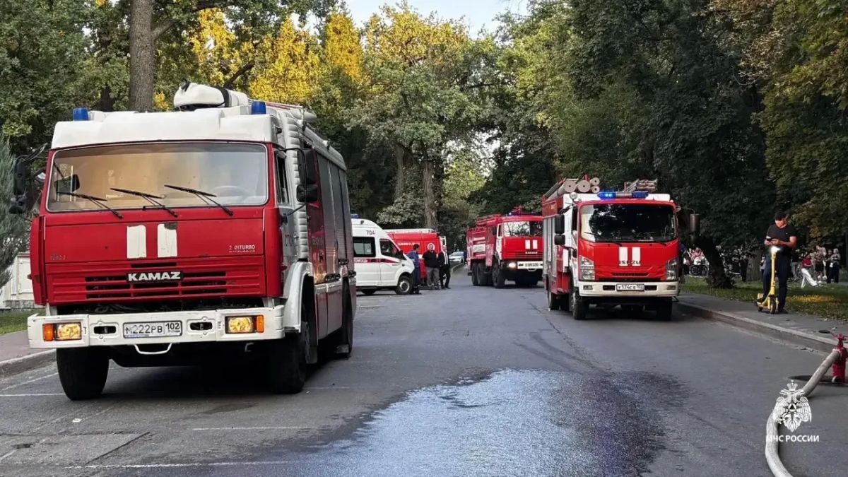 В уфимском ресторанном комплексе на проспекте Октября, 77/2 вспыхнул крупный пожар В уфимском ресторанном комплексе на проспекте Октября, 77/2 вспыхнул крупный пожар