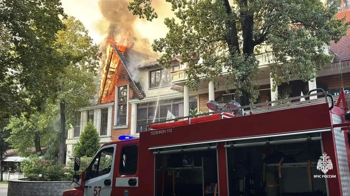 В уфимском ресторанном комплексе на проспекте Октября, 77/2 вспыхнул крупный пожар В уфимском ресторанном комплексе на проспекте Октября, 77/2 вспыхнул крупный пожар