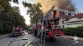 Крыша ресторанного комплекса загорелась в Уфе, площадь пожара составляет 300 квадратных метров, сообщает МЧС