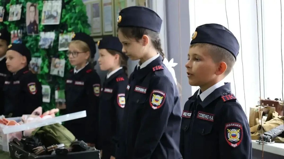 В Уфимском районе сотрудники полиции и представители Общественного совета поздравили школьников с Днем знаний В Уфимском районе сотрудники полиции и представители Общественного совета поздравили школьников с Днем знаний