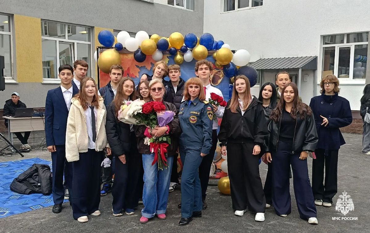 С Днем знаний!. Сегодня по всей стране звенят первые звонки, и школы вновь открывают свои двери С Днем знаний!. Сегодня по всей стране звенят первые звонки, и школы вновь открывают свои двери