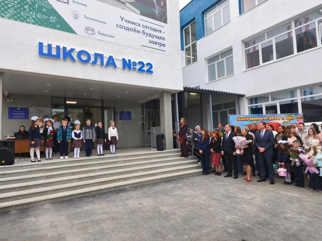 Дорогие школьники, студенты, учителя и родители! Поздравляю вас с Днём знаний и началом нового учебного года! Дорогие школьники, студенты, учителя и родители! Поздравляю вас с Днём знаний и началом нового учебного года!