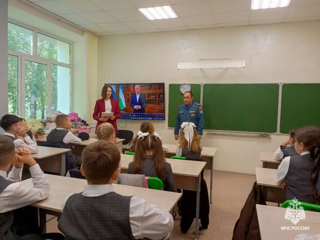 С Днем знаний!. Сегодня по всей стране звенят первые звонки, и школы вновь открывают свои двери С Днем знаний!. Сегодня по всей стране звенят первые звонки, и школы вновь открывают свои двери
