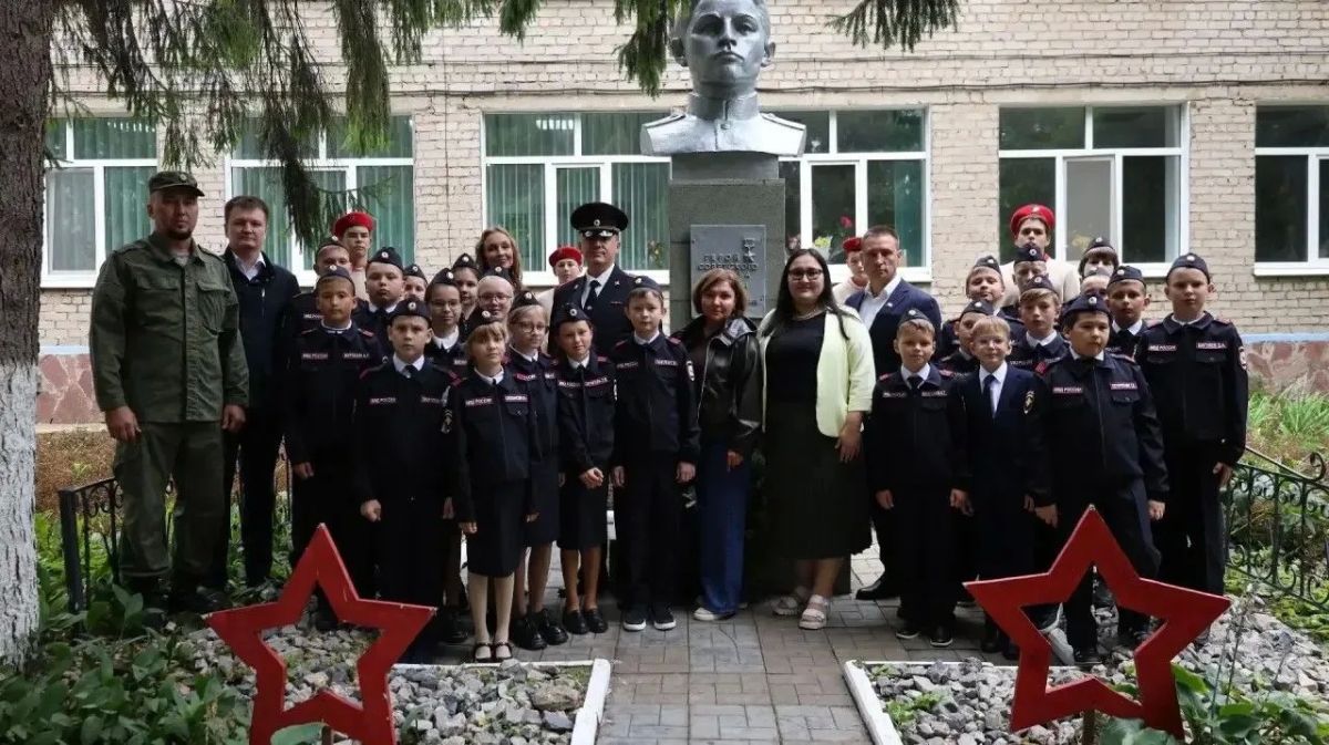 В Уфимском районе сотрудники полиции и представители Общественного совета поздравили школьников с Днем знаний В Уфимском районе сотрудники полиции и представители Общественного совета поздравили школьников с Днем знаний