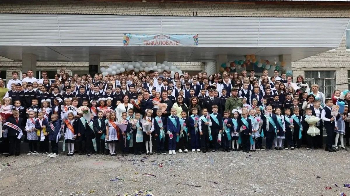 В Уфимском районе сотрудники полиции и представители Общественного совета поздравили школьников с Днем знаний В Уфимском районе сотрудники полиции и представители Общественного совета поздравили школьников с Днем знаний