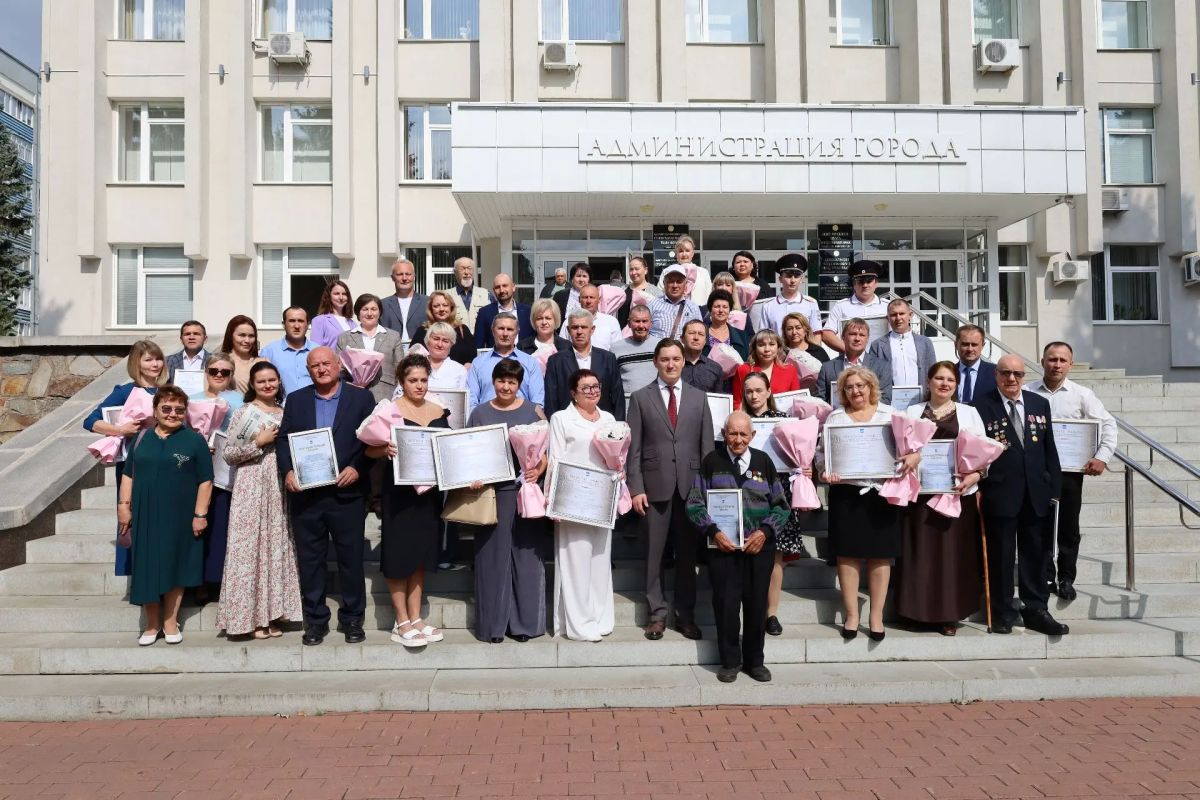 Сегодня в администрации города наградили жителей Стерлитамака Сегодня в администрации города наградили жителей Стерлитамака