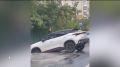 В Уфе на улице Пушкина кроссовер провалился в яму, появившейся на проезжей части