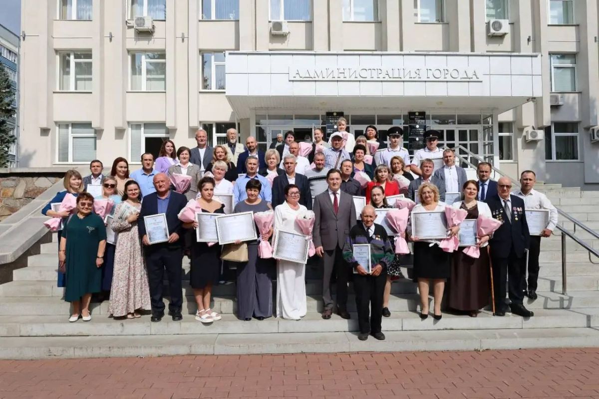 Сегодня в администрации города наградили жителей Стерлитамака Сегодня в администрации города наградили жителей Стерлитамака