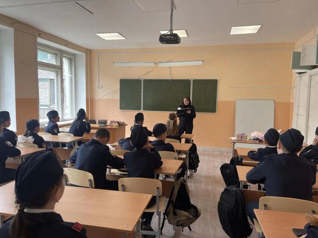 В Уфе сотрудники полиции провели «уроки мужества» для учащихся профильных классов В Уфе сотрудники полиции провели «уроки мужества» для учащихся профильных классов