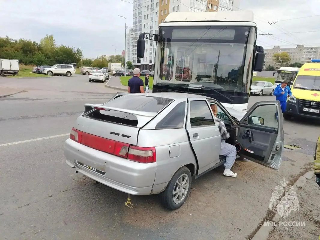 В Уфе автобус столкнулся с легковушкой: водителя зажало в салоне В Уфе автобус столкнулся с легковушкой: водителя зажало в салоне