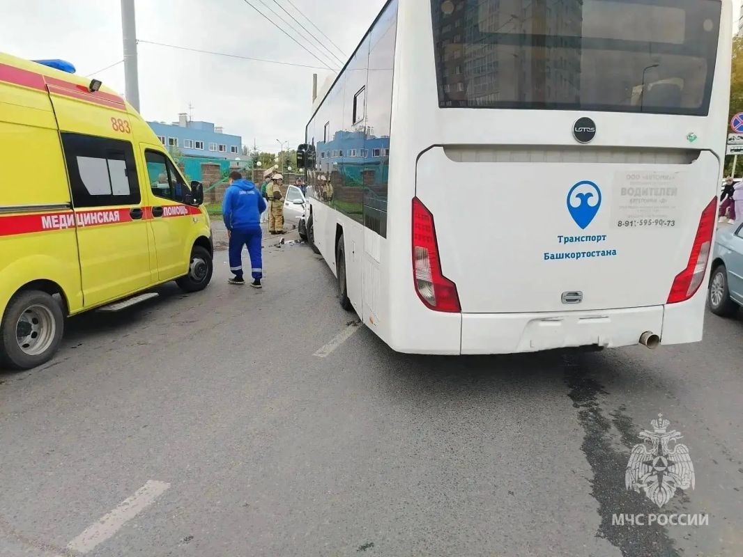 В Уфе легковушка врезалась в пассажирский автобус В Уфе легковушка врезалась в пассажирский автобус
