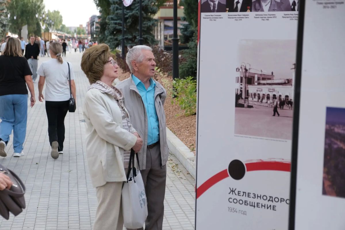 В этом году площадь фестиваля гостеприимства «Купец 2.0» увеличилась: добавился обновлённый парк им. С. М. Кирова, где расположился ретроквартал В этом году площадь фестиваля гостеприимства «Купец 2.0» увеличилась: добавился обновлённый парк им. С. М. Кирова, где расположился ретроквартал