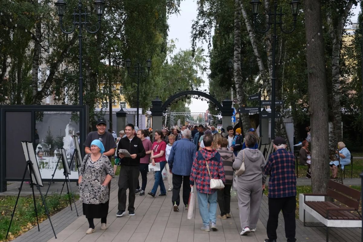 В этом году площадь фестиваля гостеприимства «Купец 2.0» увеличилась: добавился обновлённый парк им. С. М. Кирова, где расположился ретроквартал В этом году площадь фестиваля гостеприимства «Купец 2.0» увеличилась: добавился обновлённый парк им. С. М. Кирова, где расположился ретроквартал
