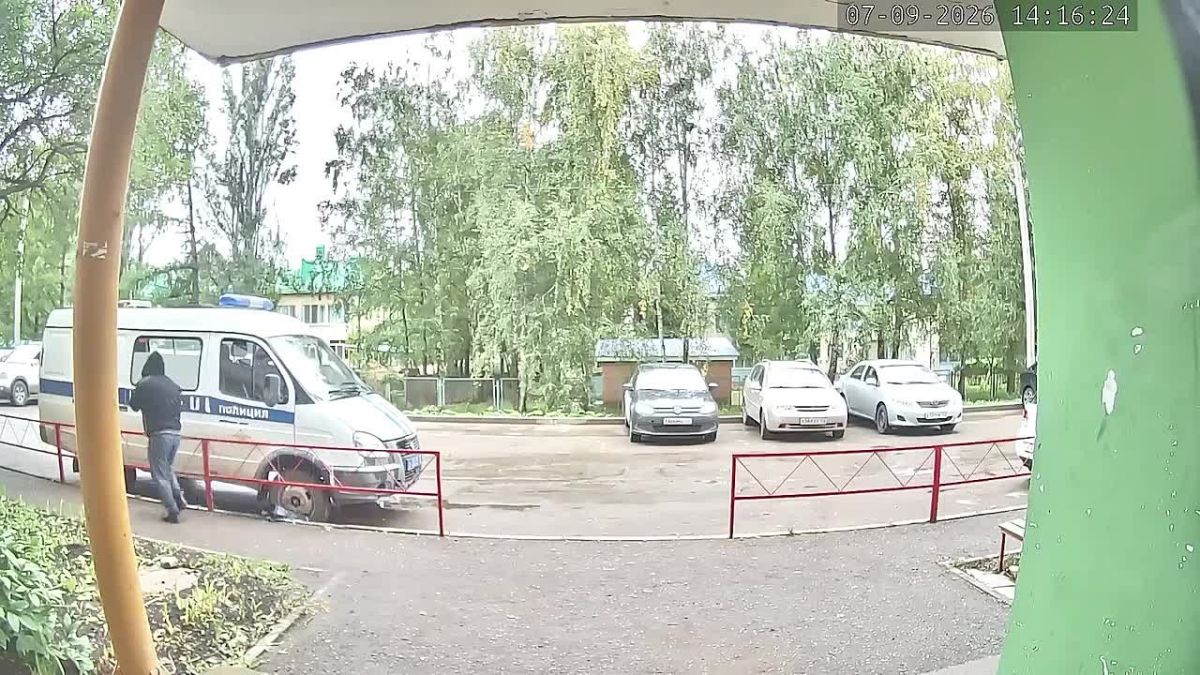 В Октябрьском 69-летний горожанин сжёг полицейскую машину