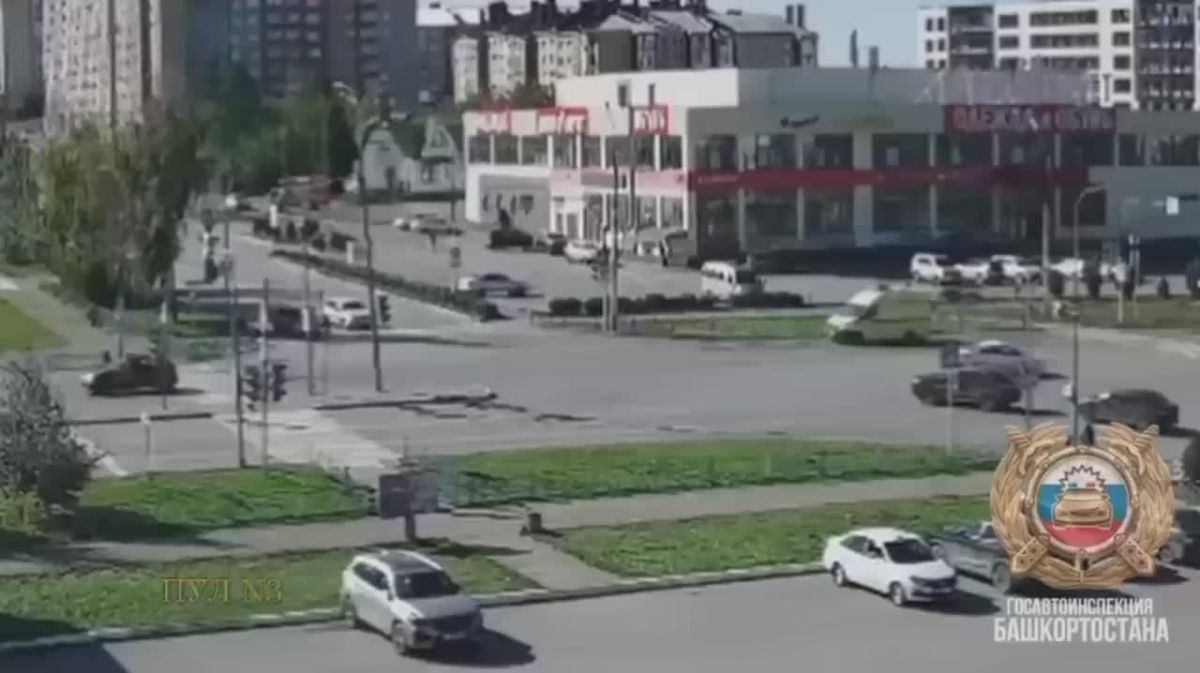 Машина скорой помощи перевернулась от столкновения с легковым автомобилем, пострадали 5 человек: