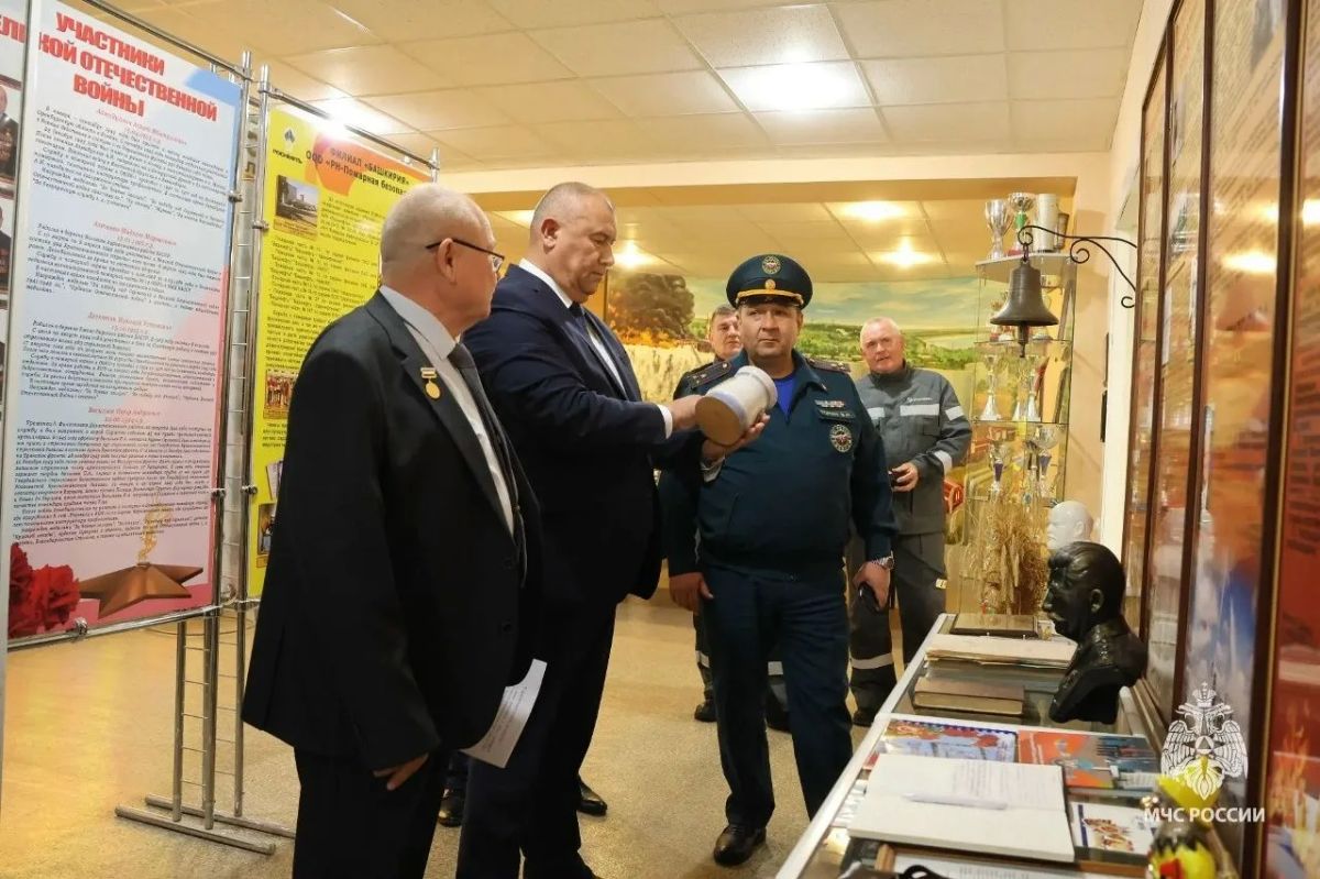Начальник Главного управления МЧС России по Республике Башкортостан Владимир Горин совместно с заместителем Премьер-министра Правительства республики Иреком Сагитовым проинспектировали работу пожарных подразделений филиала... Начальник Главного управления МЧС России по Республике Башкортостан Владимир Горин совместно с заместителем Премьер-министра Правительства республики Иреком Сагитовым проинспектировали работу пожарных подразделений филиала...