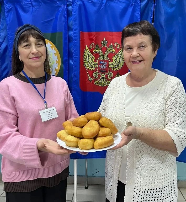 В Туймазинском районе избирательница накормила членов УИК пирожками