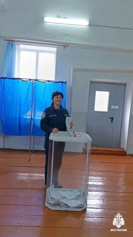 Сотрудники МЧС голосуют за будущее страны Сотрудники МЧС голосуют за будущее страны