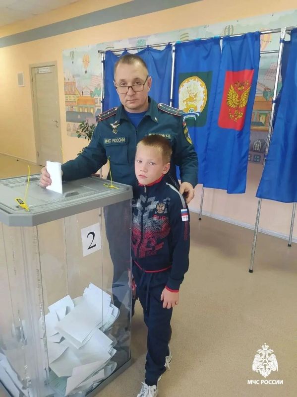 Сотрудники МЧС голосуют за будущее страны Сотрудники МЧС голосуют за будущее страны