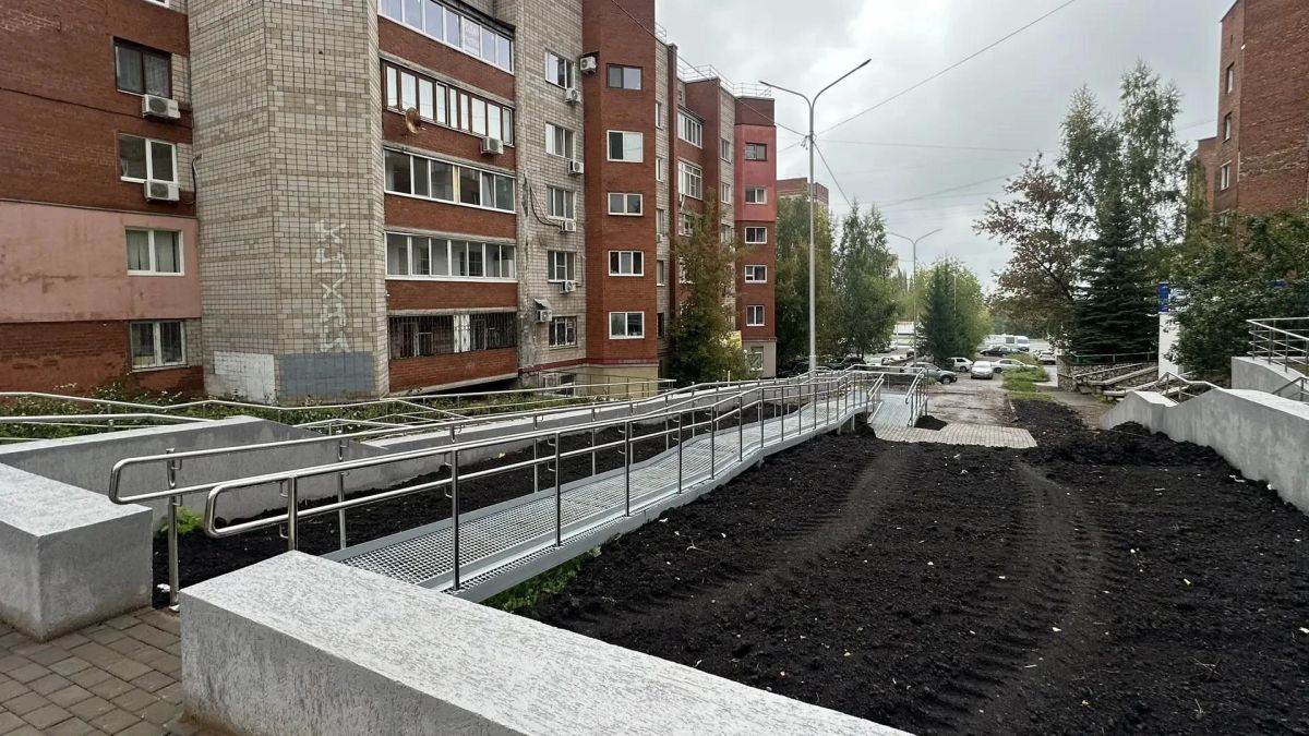 Работы по капитальному ремонту подпорной стены и обновлению лестницы у дома №98 по улице Российская подходят к завершению Работы по капитальному ремонту подпорной стены и обновлению лестницы у дома №98 по улице Российская подходят к завершению