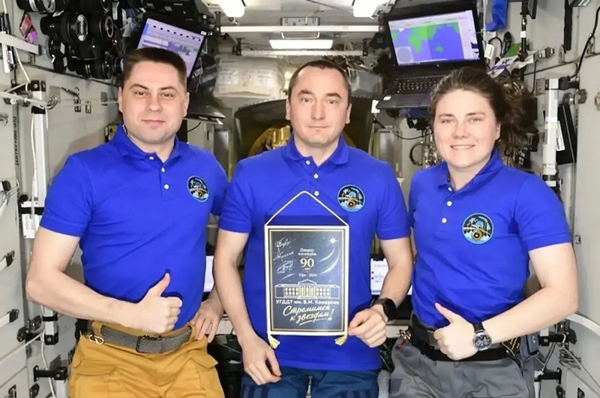 Вымпел Дворца детского творчества доставили из Уфы на МКС