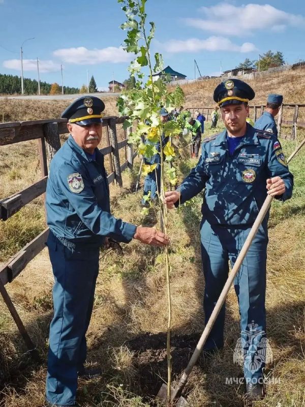В рамках акции "Зеленая Башкирия" сотрудники Главного управления МЧС России по Республике Башкортостан высадили деревья В рамках акции "Зеленая Башкирия" сотрудники Главного управления МЧС России по Республике Башкортостан высадили деревья