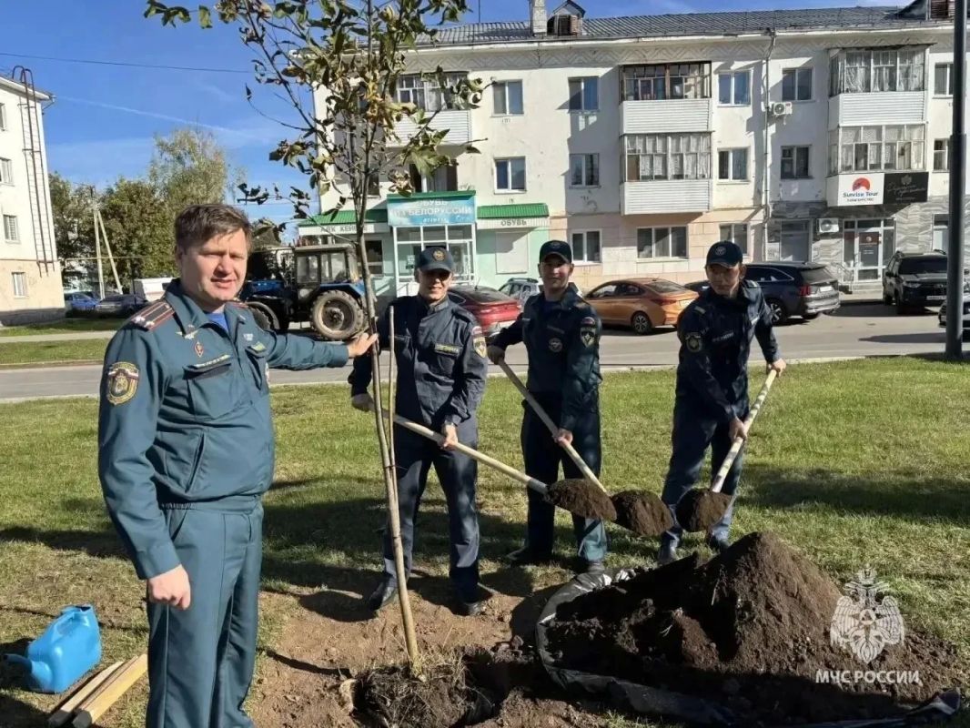 В рамках акции "Зеленая Башкирия" сотрудники Главного управления МЧС России по Республике Башкортостан высадили деревья В рамках акции "Зеленая Башкирия" сотрудники Главного управления МЧС России по Республике Башкортостан высадили деревья
