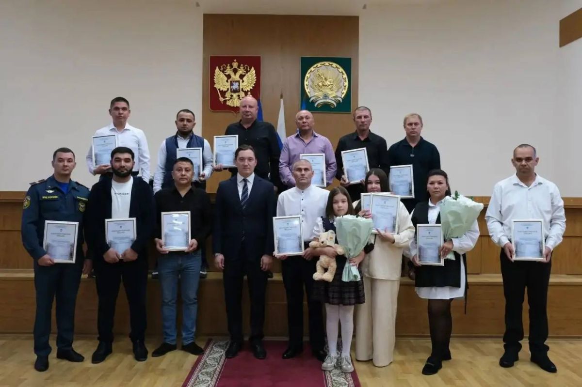 Сегодня в администрации города вручили благодарственные письма гражданам, которые принимали участие в спасении людей из пожара в ТСК «Солнечный»