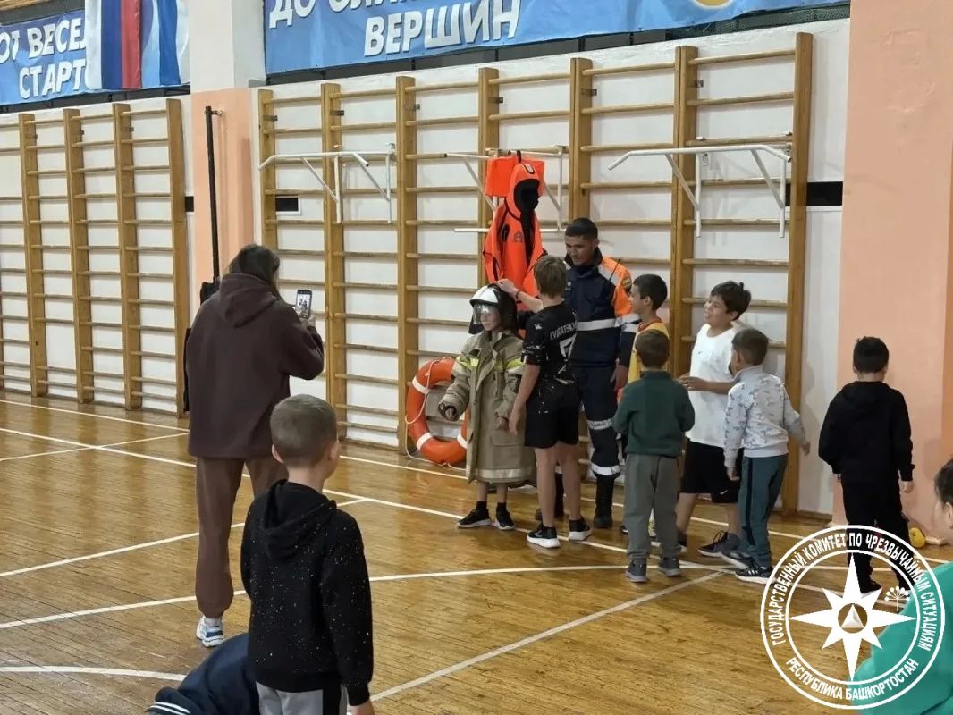 Спасатели Госкомитета РБ по ЧС организовали для учащихся школ в различных районах республики открытые занятия по основам безопасности жизнедеятельности, посвящённые «Месячнику гражданской обороны» Спасатели Госкомитета РБ по ЧС организовали для учащихся школ в различных районах республики открытые занятия по основам безопасности жизнедеятельности, посвящённые «Месячнику гражданской обороны»
