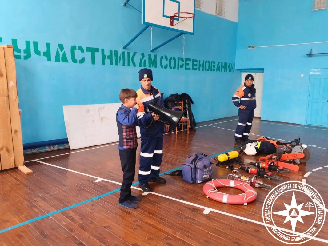 Спасатели Госкомитета РБ по ЧС организовали для учащихся школ в различных районах республики открытые занятия по основам безопасности жизнедеятельности, посвящённые «Месячнику гражданской обороны» Спасатели Госкомитета РБ по ЧС организовали для учащихся школ в различных районах республики открытые занятия по основам безопасности жизнедеятельности, посвящённые «Месячнику гражданской обороны»