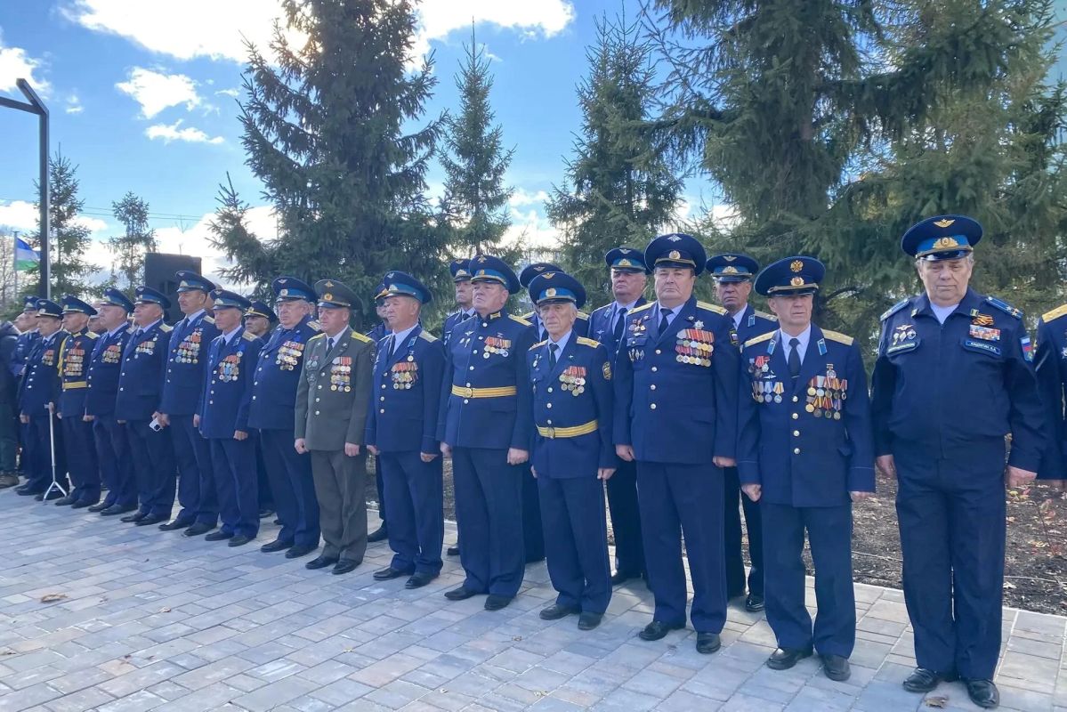 В уфимском Затоне открыли «Сквер Лётчиков» В уфимском Затоне открыли «Сквер Лётчиков»