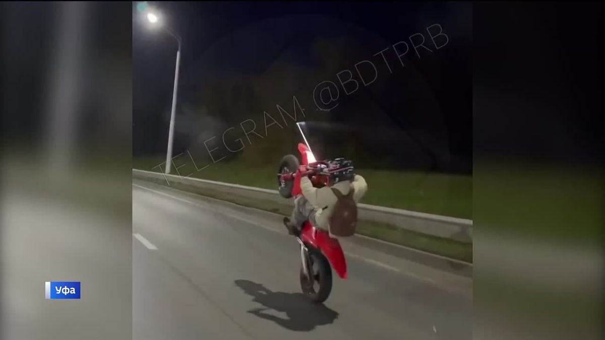 В Уфе на проспекте Салавата Юлаева группа мотоциклистов запустила фейерверки в ночное время