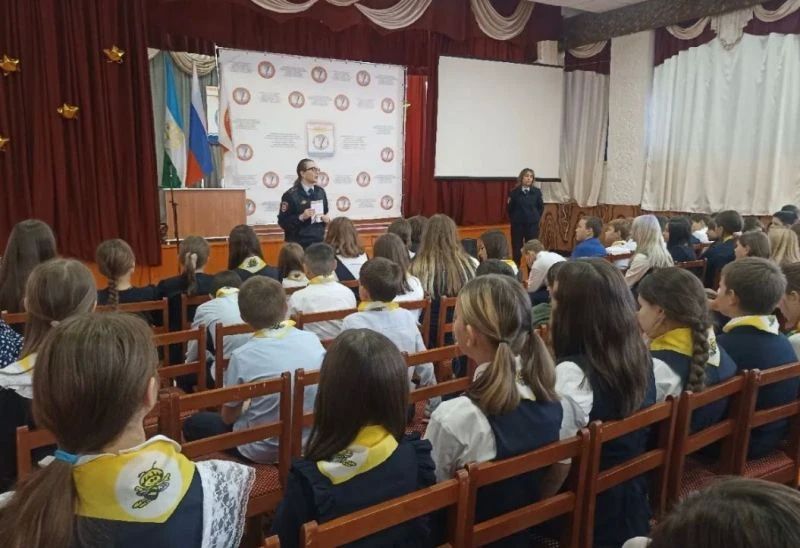 В школе села Николо-Берёзовка сотрудники полиции провели урок безопасности В школе села Николо-Берёзовка сотрудники полиции провели урок безопасности