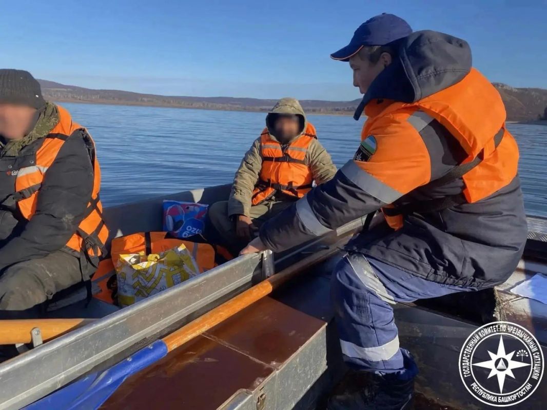 Рыбаки застряли на воде. В Мелеузовском районе двое мужчин не смогли вернуться на берег после того, как у их лодки пробило дно и внутрь начала поступать вода
